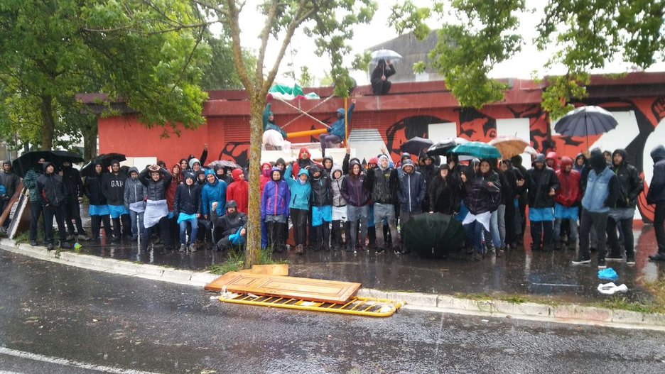 Los vecinos y vecinas de Errekaleor se han organizado bajo la intensa lluvia para defender el barrio. (ERREKALEOR BIZIRIK)