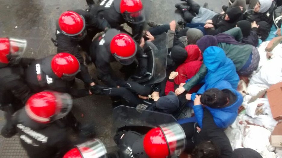 La Ertzaintza ha desmantelado el muro que han organizado los vecinos y vecinas de Errekaleor. (ERREKALEOR BIZIRIK)