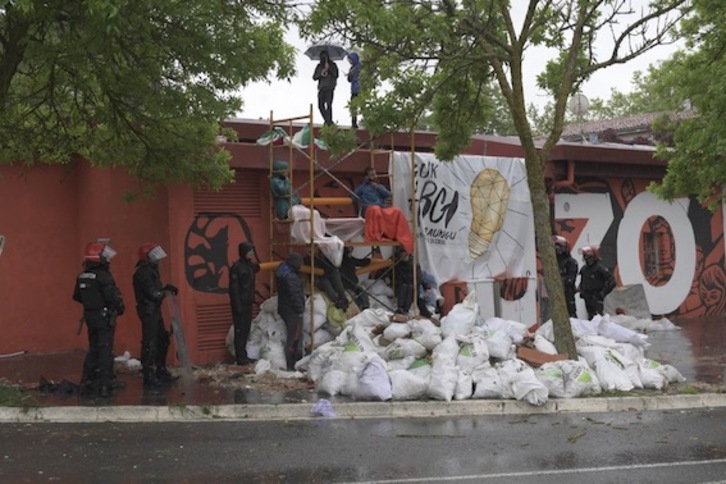 Hainbat gazte kateatu egin dira, argindarra moztu zezatela ekiditeko. (Gorka RUBIO/ARGAZKI PRESS)