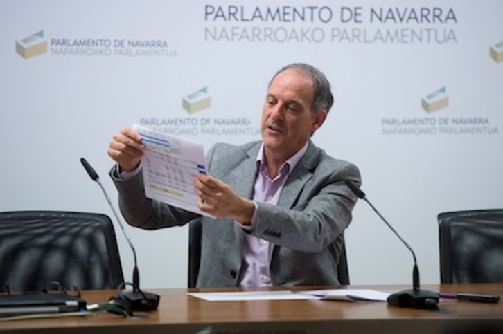 Adolfo Araiz muestra el documento en el que se desgranan las ayudas recibidas por UGT, CCOO y la patronal navarra entre 2001 y 2016, que ascienden a 183 millones de euros. (Iñigo URIZ/ARGAZKI PRESS)