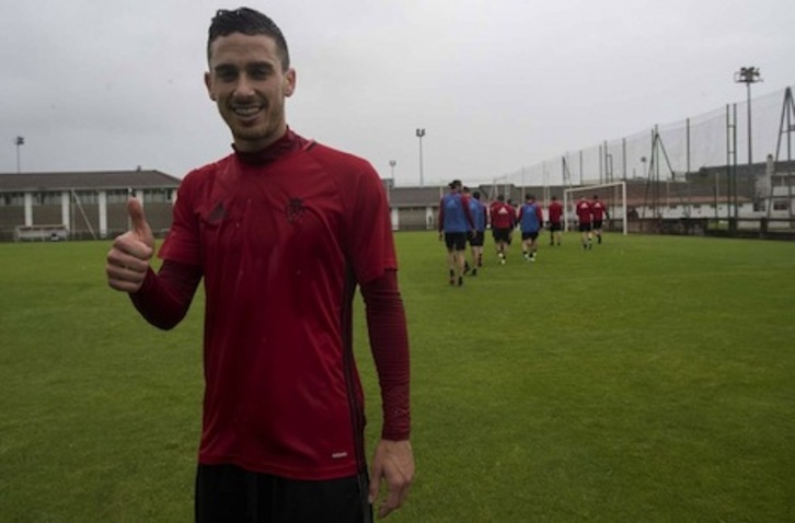 Barja saluda en el lluvioso entrenamiento en Tajonar. (OSASUNA)