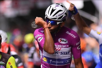 Fernando Gaviria celebra la victoria en Reggio Emilia. (@giroditalia)