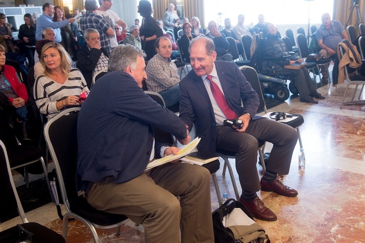 Joseba Asiron y Brian Currin se saludan al inicio del acto del Foro Social. (Iñigo URIZ/ARGAZKI PRESS)