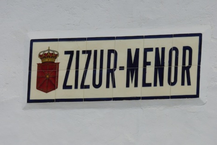 Cartel del pueblo de Zizur Txikia. (Fotografías: Iñaki VIGOR)