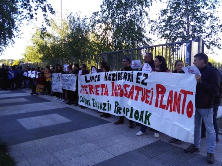 Familien babesa ere jaso dute planto egin duten ikasleek. 