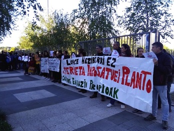 Familien babesa ere jaso dute planto egin duten ikasleek. 