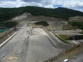 Las obras del recrecimiento de Esa ya han superado la cota de la vieja presa. (PARLAMENTO NAVARRO)