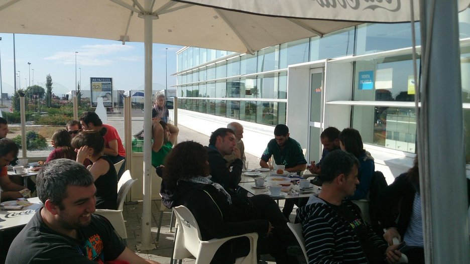 Los participantes en la marcha han tenido que hacer descansos por la cantidad de kilómetros a hacer. (@sortuEH)