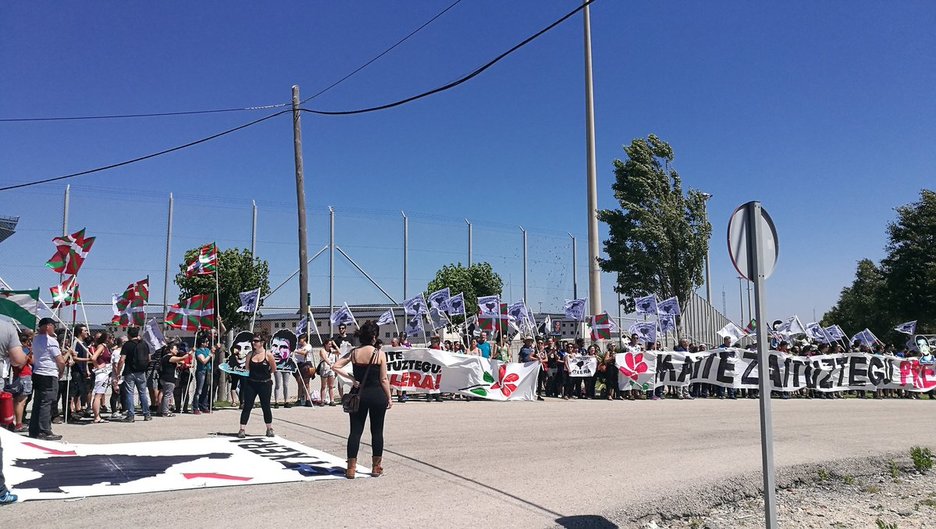 Frente a la cárcel de Puerto. (@EnekoAnder)