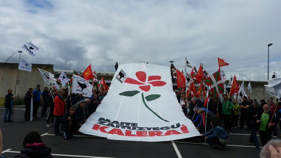 Foto de familia al término del acto político. (@sortuEH)