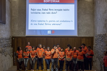 Los representantes de los 24 municipios, durante la presentación. (Jaizki FONTANEDA/ARGAZKI PRESS)