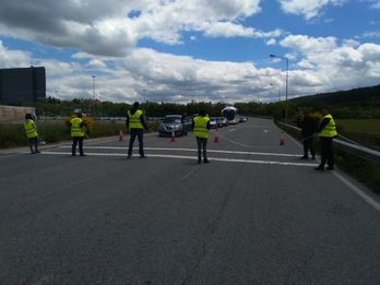 Activistas de LAB, encadenados durante el corte de carretera.