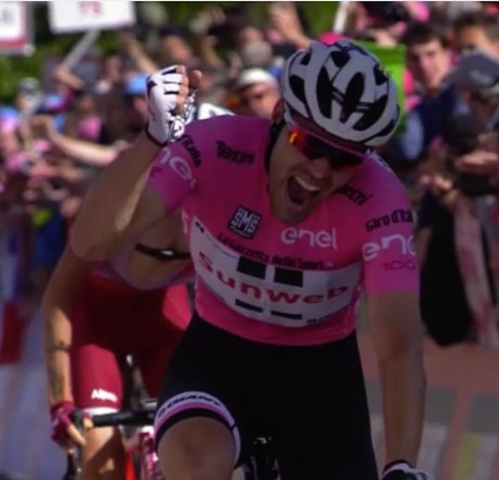 Tom Dumoulin, venciendo de rosa en el alto de Oropa. (@girodeitalia)