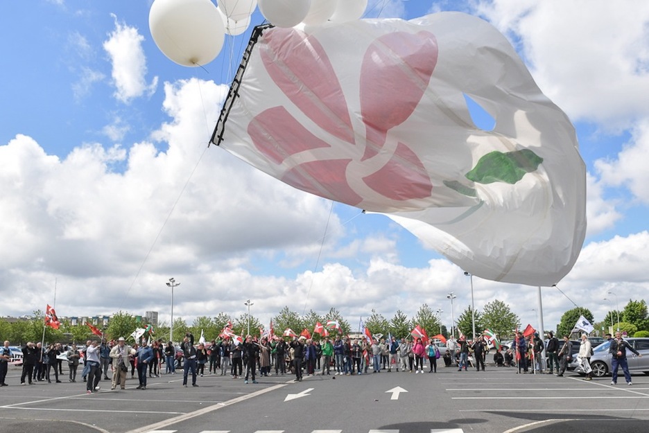 La solidaridad llega hasta las puertas de Fleury. (Idoia ZABALETA/ARGAZKI PRESS)