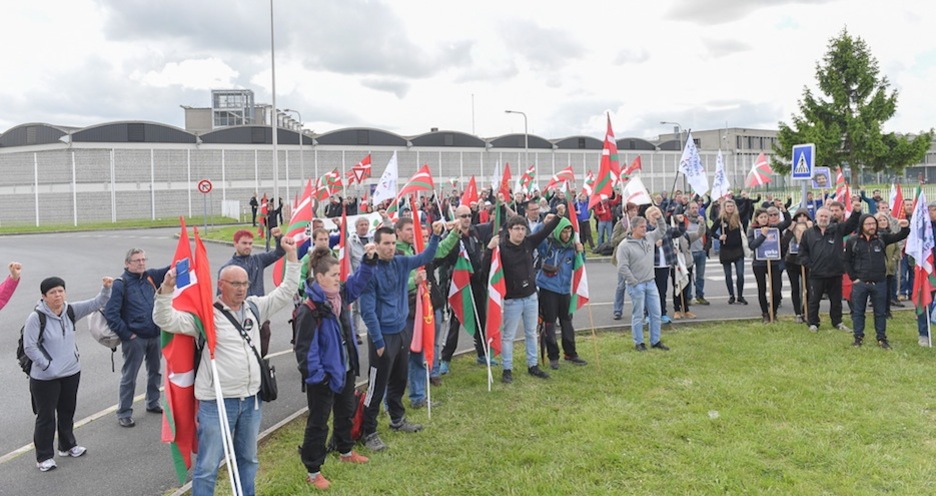 Cantando el ‘Eusko Gudariak’ ante Fleury. (Idoia ZABALETA/ARGAZKI PRESS)