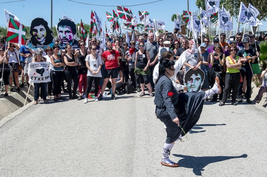 Aurresku ante la cárcel de Puerto. (Marisol RAMÍREZ/ARGAZKI PRESS)