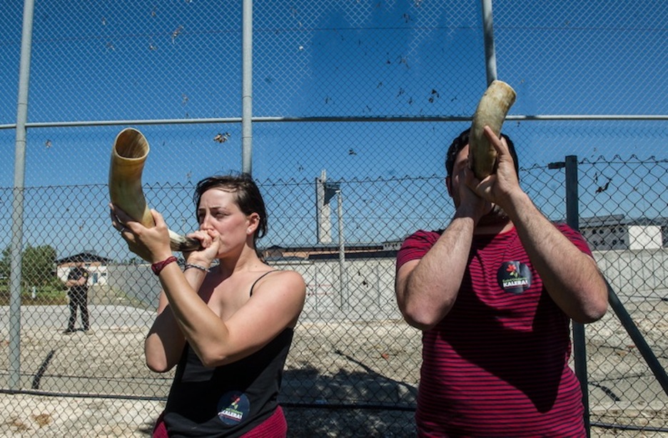 Los muros no pudieron detener el sonido de la solidaridad en Puerto. (Marisol RAMÍREZ/ARGAZKI PRESS)