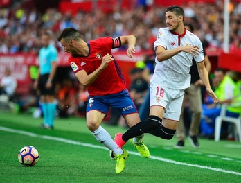 Oier Sanjurjo pugna por un balón en el Sánchez Pizjuán. (Cristina QUICLER/AFP PHOTO)