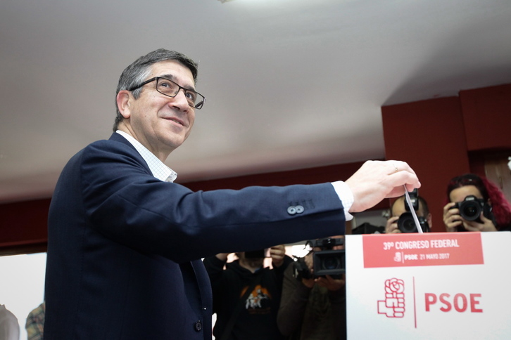 Patxi López, votando en Portugalete en las pasadas elecciones internas de PSOE. (Aritz LOIOLA/ARGAZKI PRESS)
