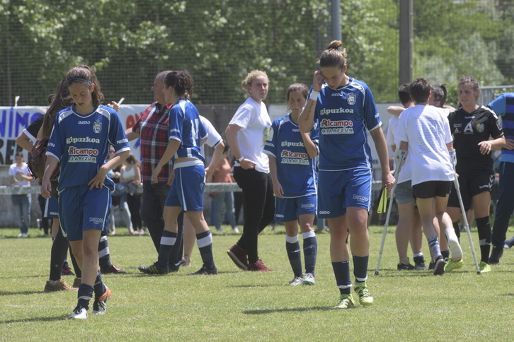Desolación entre las jugadoras del Oiartzun. (Gorka RUBIO/ARGAZKI PRESS)