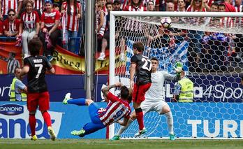 Bi gol egin dizkio Fernando Torresek Athletici. (Oscar DEL POZO/AFP)