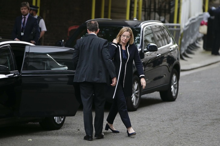 La ministra del Interior británica, Amber Rudd, se dirige a Downing Street para la reunión del comité de emergencias Cobra. (Daniel LEAL-OLIVAS/AFP PHOTO)