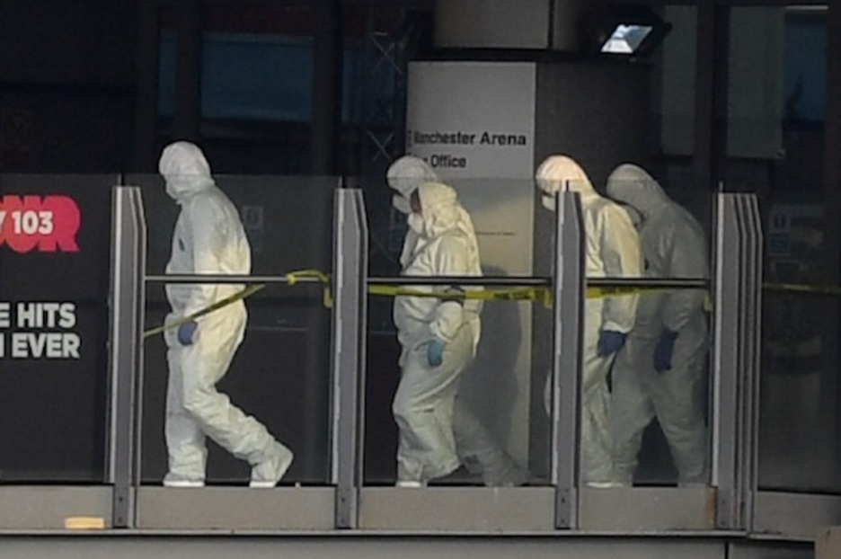 Varios forenses analizan el perímetro del Manchester Arena. (Paul ELLIS/AFP)