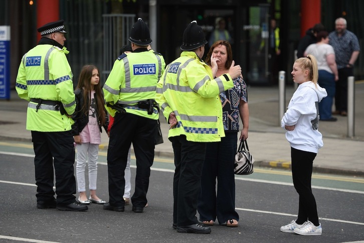Policías británicos atienden a afectados por el atentado de Manchester. (Oli SCARFF/AFP PHOTO)