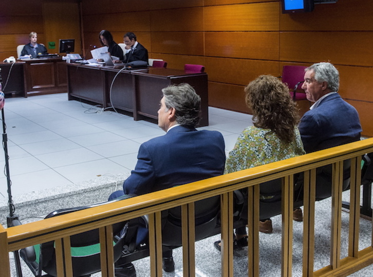 Los tres acusados, durante el juicio. (Luis JAUREGIALTZO / ARGAZKI PRESS)