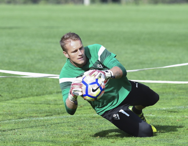 Yoel, durante un entrenamiento con el Eibar. (Jon URBE / ARGAZKI PRESS)