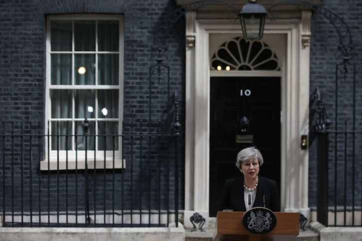 La primera ministra británica, Theresa May, ante el 10 de Downing Street. (Daniel LEAL-OLIVAS / AFP)