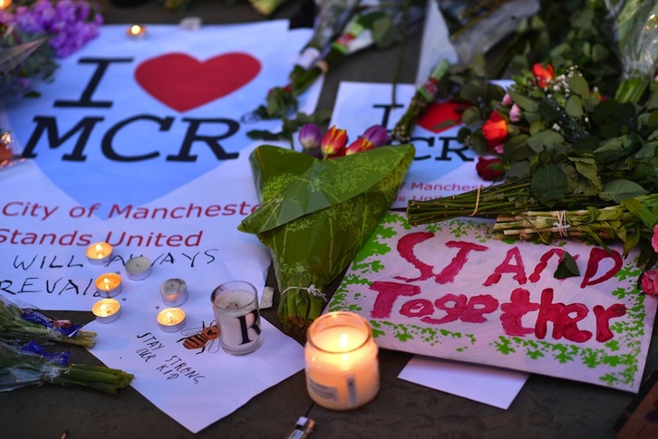 Velas y flores en Manchester, en recuerdo de los muertos en el atentado. (Ben STANSALL/AFP PHOTO)