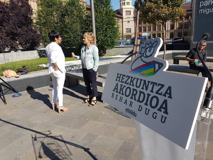 Maddalen Iriarte eta Rebeka Ubera gaur Bilbon egin duten agerraldia hasi aurretik. (@ehbildu)