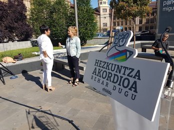 Maddalen Iriarte eta Rebeka Ubera gaur Bilbon egin duten agerraldia hasi aurretik. (@ehbildu)