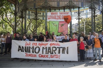 Trenak harrapatutako gazteari babesa adierazteko agerraldia egin dute Donostian. (Juan Carlos RUIZ/ARGAZKI PRESS)