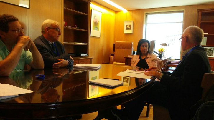 Joseba Azkarraga, de Sare, durante su reunión con Margarita Robles, diputada del PSOE. (@sare_herritarra)