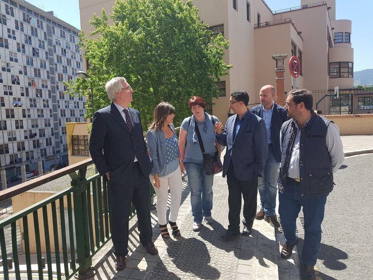 Nerea Llanos y Luis Eguíluz junto a otros representantes del PP visitando el colegio Luis Briñas de Santutxu. (@nereallanospp)