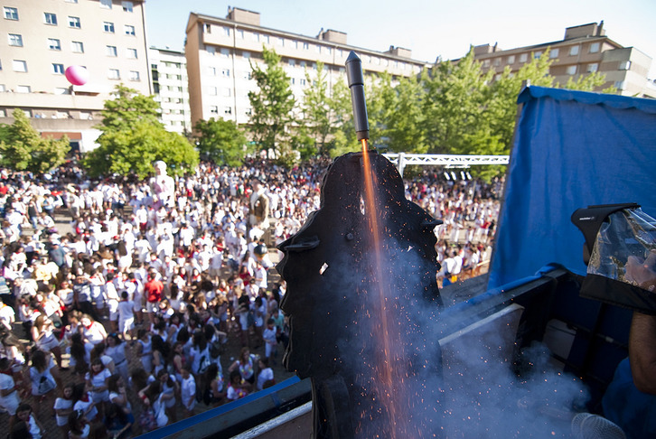 El txupinazo de 2016 sale volando del balcón consistorial de Barañain.