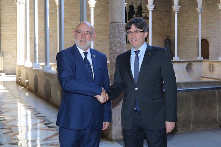 Saludo entre José Manuel Maza y Carles Puigdemont. (@govern)