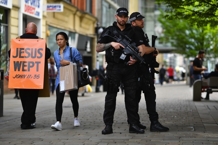 Dos policías armados vigilan el centro de Manchester. (Ben STANSTALL/AFP PHOTO)