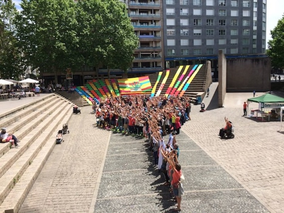 Gasteizko Foruen plazan ere osatu zuten mosaikoa. 