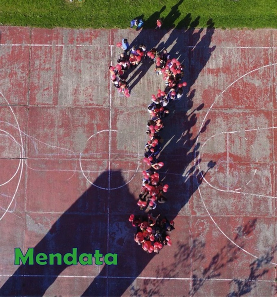 Galdera ikurra, Mendatan. 