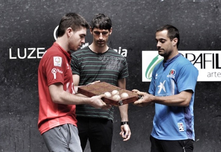 Iker Irribarria eta Oinatz Bengoetxea, materiala aukeratzen. (ARGAZKI PRESS)