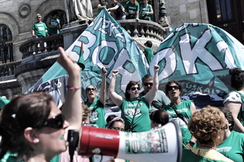 Protesta de las huelgistas de residencias ante el Ayuntamiento. (ARGAZKI PRESS)