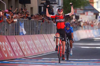 Van Garderen alza los brazos ante un Landa que se ha visto claramente superado en la recta final. (Luk BENIES / AFP)
