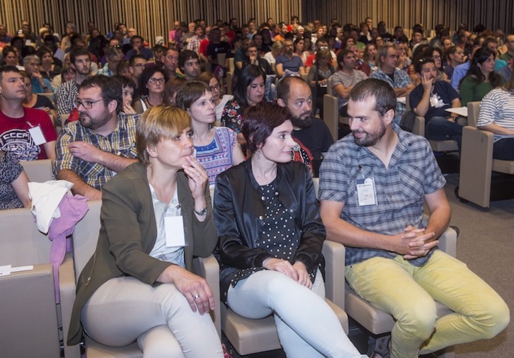 Ainhoa Etxaide, Garbiñe Aranburu eta Igor Arroyo, biltzarrean. (Luis JAUREGIALTZO/ARGAZKI PRESS)