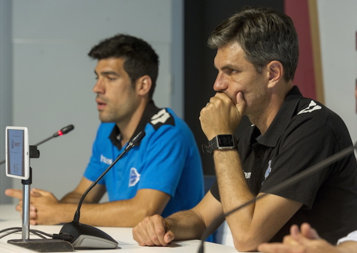 Manu García y Mauricio Pellegrino, en su comparecencia. (Juanan RUIZ / ARGAZKI PRESS)