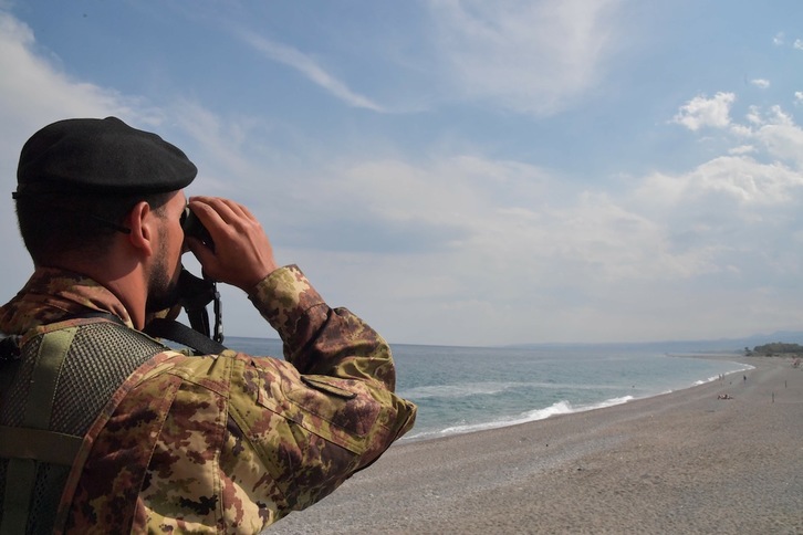 Un soldado italiano vigila una playa de Taormina. (Tiziana FABI/AFP PHOTO)