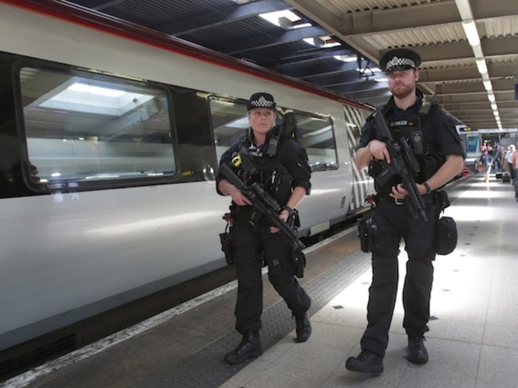 Dos agentes patrullan en una estación de tren de Londres. (Yui MOK/AFP)