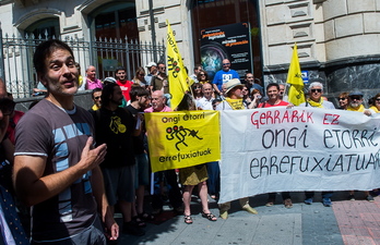 Concentración en apoyo al bombero Iñaki Robles. (Luis JAUREGIALTZO / ARGAZKI PRESS)